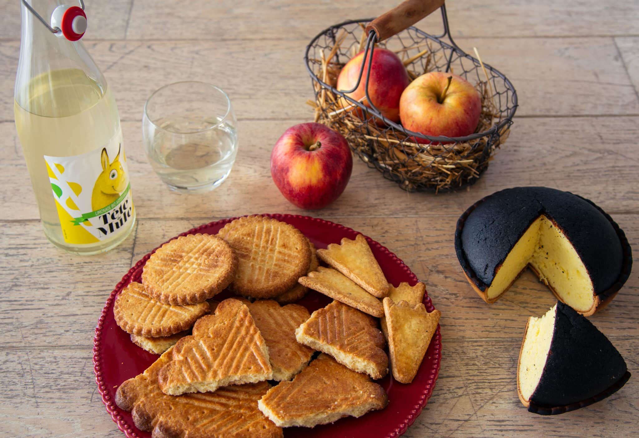 Le broyé du Poitou se distingue des autres galettes grâce à sa tradition qui consiste à casser le gâteau d’un coup de poing pour en faire des morceaux avant de le manger.