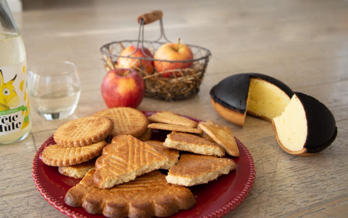 Le broyé du Poitou se distingue des autres galettes grâce à sa tradition qui consiste à casser le gâteau d’un coup de poing pour en faire des morceaux avant de le manger.
